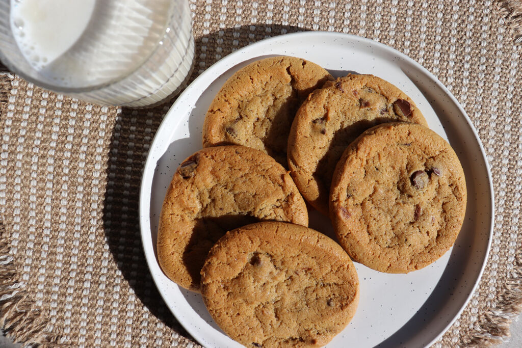 Biscuits Baked Yummy Doh cuits sur une assiette.