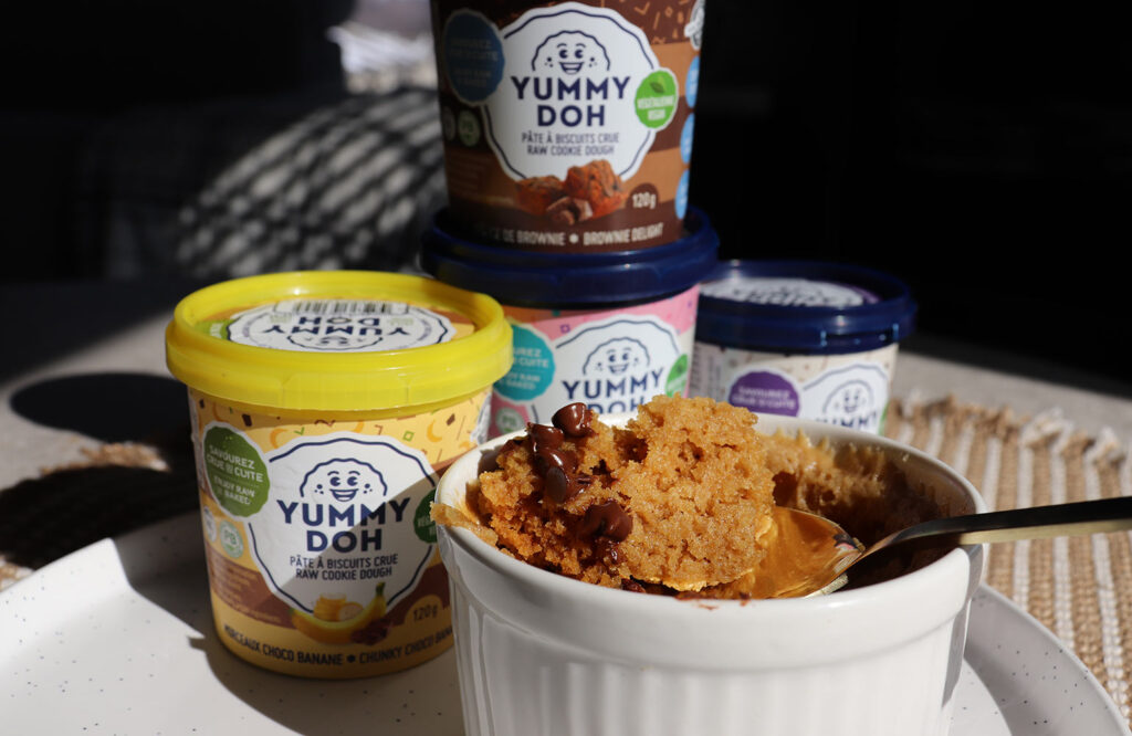 Biscuit Yummy Doh cuit au micro-ondes dans une tasse texture moelleuse chocolat fondant